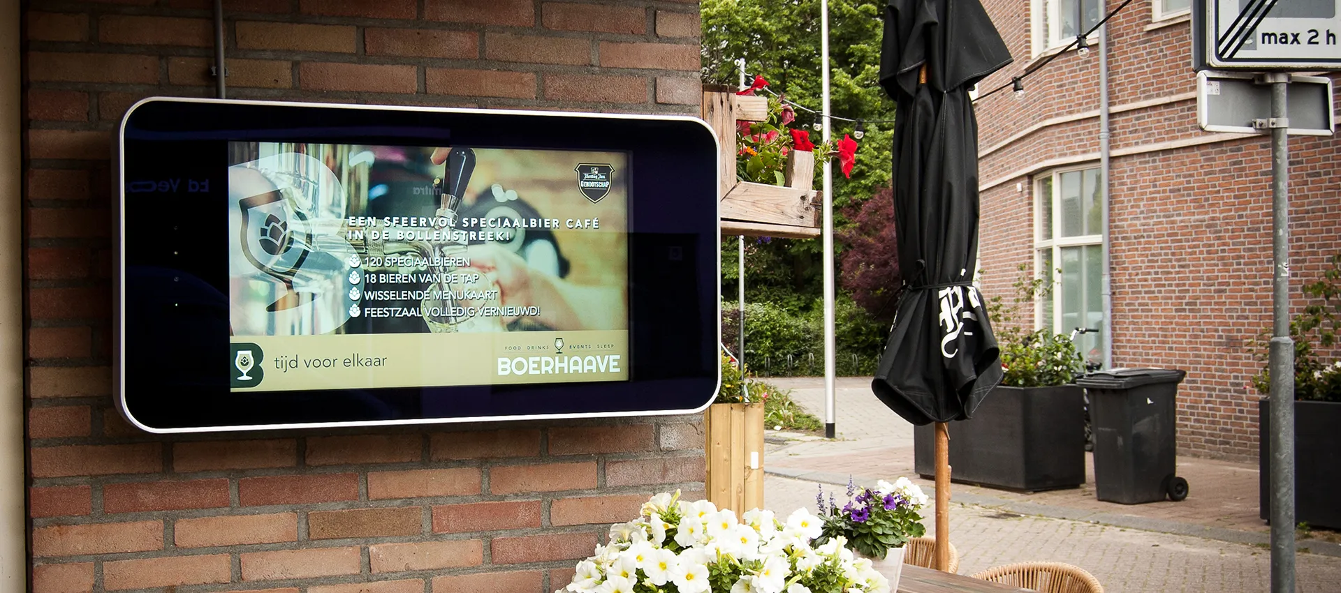 Outdoor Digital Advertising Displays - Presentation Media